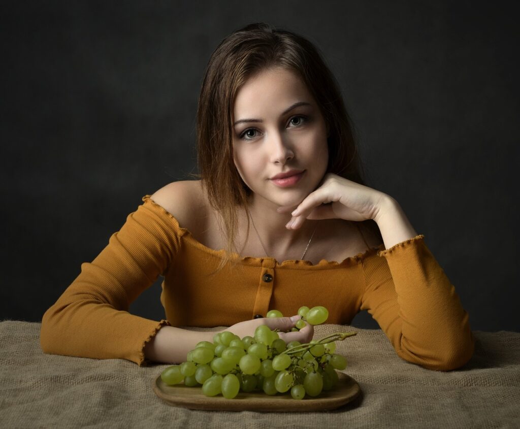 girl, grapes, beauty-4716186.jpg